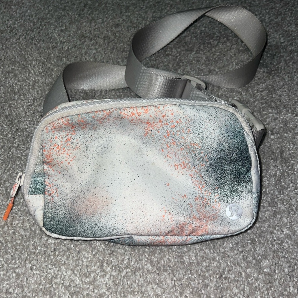 Excellent condition Lululemon Everywhere bag